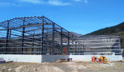 Finalizada la construcción de la estructura metálica de la nueva planta de Winoa Ibérica en Balmaseda